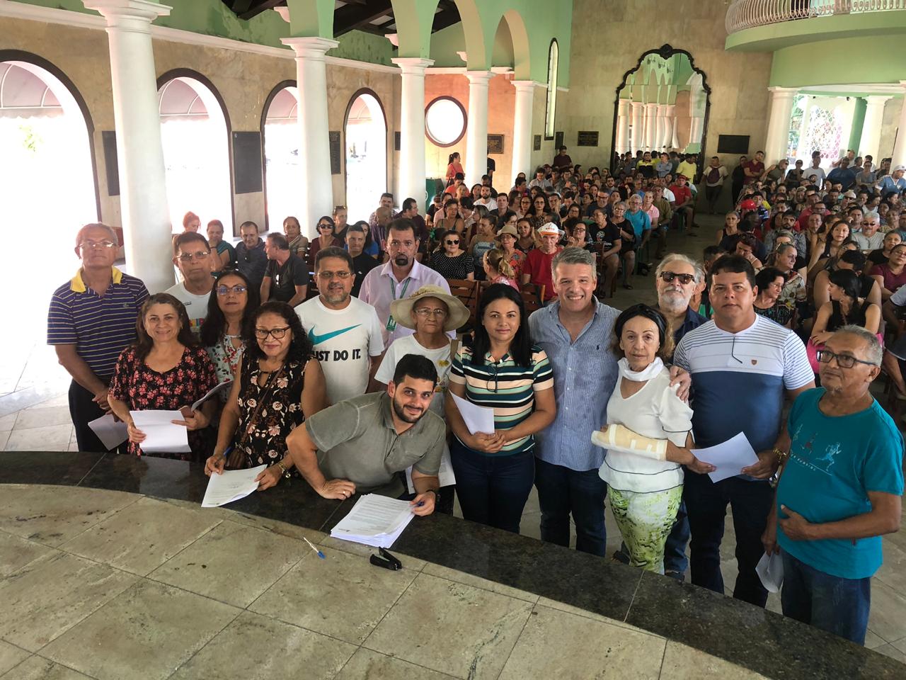 várias pessoas posando para a foto